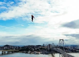 Rafael Bridi fazendo a travessia no centenário da Ponte Hercílio Luz