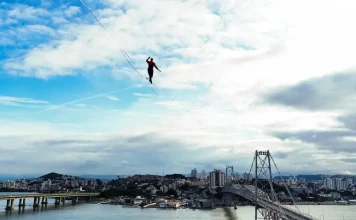 Rafael Bridi fazendo a travessia no centenário da Ponte Hercílio Luz