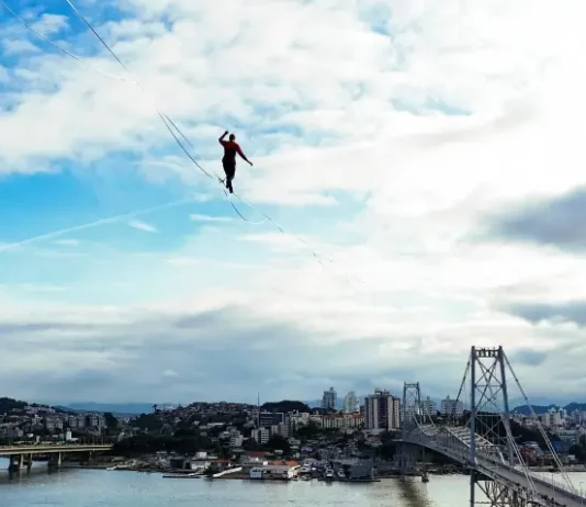 Rafael Bridi fazendo a travessia no centenário da Ponte Hercílio Luz