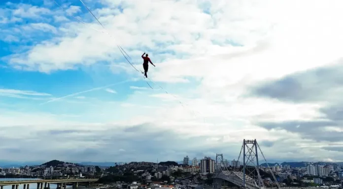 Rafael Bridi bate recorde nas comemorações dos 100 anos da Ponte Hercílio Luz Rafael Bridi fazendo a travessia no centenário da Ponte Hercílio Luz
