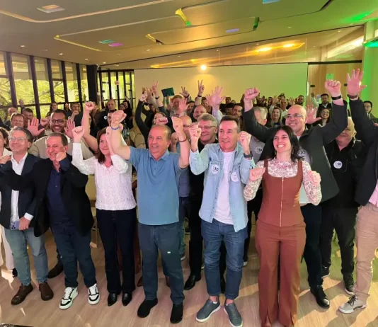 Lideranças do Republicanos de Santa Catarina ao lado do governador Jorginho Mello durante evento de preparação para as eleições de 2026 em Florianópolis.