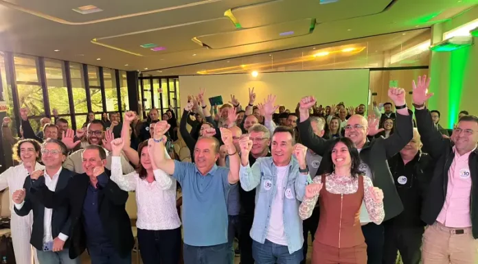 Republicanos SC abre preparação para 2026 e reafirma apoio a Jorginho Mello Lideranças do Republicanos de Santa Catarina ao lado do governador Jorginho Mello durante evento de preparação para as eleições de 2026 em Florianópolis.