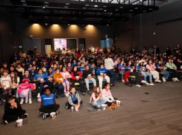 Sapiens Parque exibe filmes sobre a história de SC para alunos da rede pública Crianças assistindo cinema pelo projeto Sapiens Parque