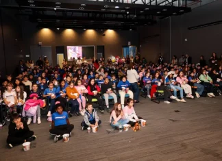 Sapiens Parque exibe filmes sobre a história de SC para alunos da rede pública Crianças assistindo cinema pelo projeto Sapiens Parque