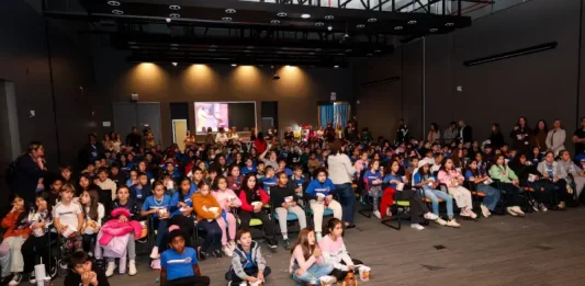 Sapiens Parque exibe filmes sobre a história de SC para alunos da rede pública Crianças assistindo cinema pelo projeto Sapiens Parque