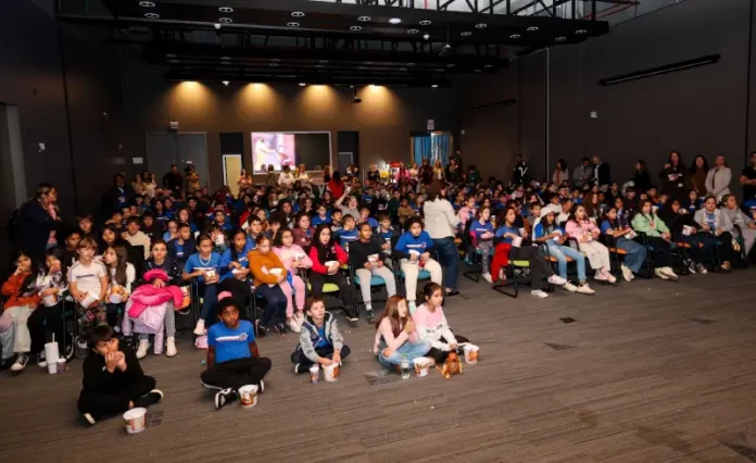 Sapiens Parque exibe filmes Crianças assistindo cinema pelo projeto Sapiens Parque