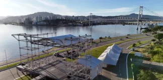 Palco do show jde Joss Stone está parcialmente montado na Beira-mar Continental
