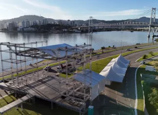 Show gratuito de Joss Stone celebra 100 anos da Ponte Hercílio Luz Palco do show jde Joss Stone está parcialmente montado na Beira-mar Continental