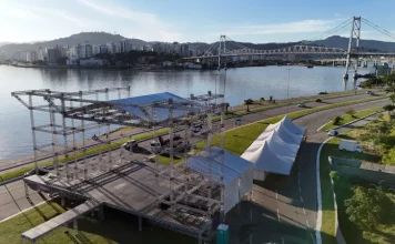 Palco do show jde Joss Stone está parcialmente montado na Beira-mar Continental