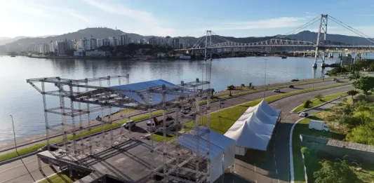 Show gratuito de Joss Stone celebra 100 anos da Ponte Hercílio Luz Palco do show jde Joss Stone está parcialmente montado na Beira-mar Continental
