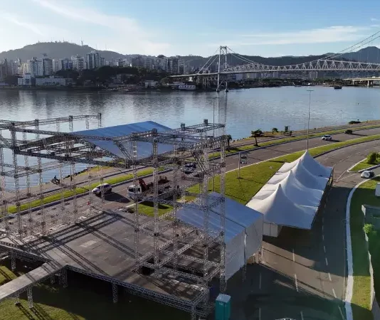 Palco do show jde Joss Stone está parcialmente montado na Beira-mar Continental