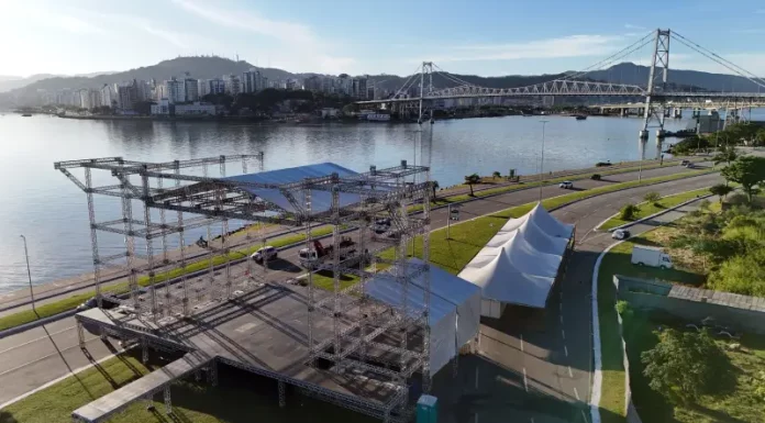 Palco do show jde Joss Stone está parcialmente montado na Beira-mar Continental