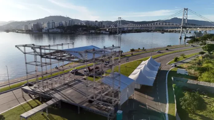 Palco do show jde Joss Stone está parcialmente montado na Beira-mar Continental