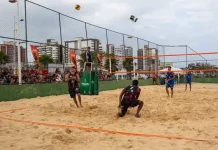 Atletas disputam partida de vôlei de praia em quadra de areia na Beira-Mar de São José durante etapa do Circuito Catarinense Sub-17.