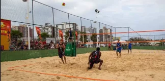 Atletas disputam partida de vôlei de praia em quadra de areia na Beira-Mar de São José durante etapa do Circuito Catarinense Sub-17.