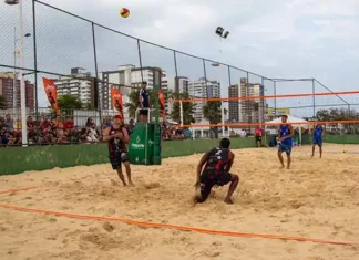 Atletas disputam partida de vôlei de praia em quadra de areia na Beira-Mar de São José durante etapa do Circuito Catarinense Sub-17.