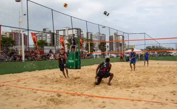 Atletas disputam partida de vôlei de praia em quadra de areia na Beira-Mar de São José durante etapa do Circuito Catarinense Sub-17.