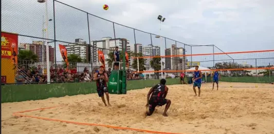 Atletas disputam partida de vôlei de praia em quadra de areia na Beira-Mar de São José durante etapa do Circuito Catarinense Sub-17.