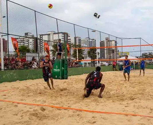 Atletas disputam partida de vôlei de praia em quadra de areia na Beira-Mar de São José durante etapa do Circuito Catarinense Sub-17.