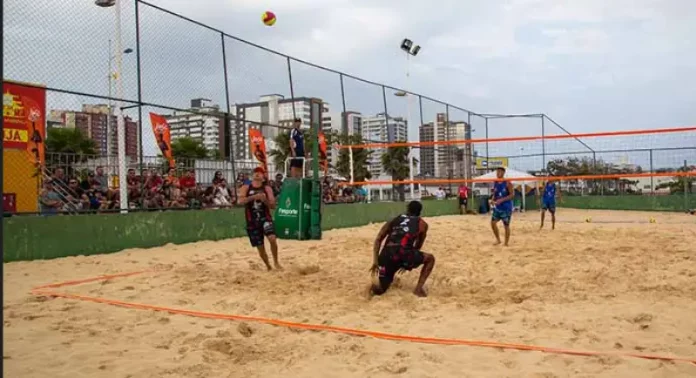 Atletas disputam partida de vôlei de praia em quadra de areia na Beira-Mar de São José durante etapa do Circuito Catarinense Sub-17.