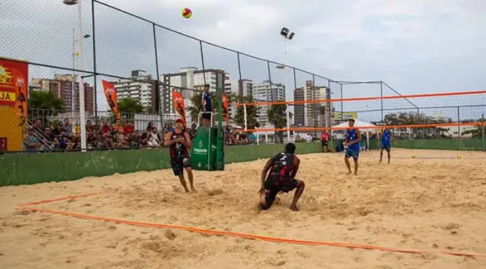 Atletas disputam partida de vôlei de praia em quadra de areia na Beira-Mar de São José durante etapa do Circuito Catarinense Sub-17.