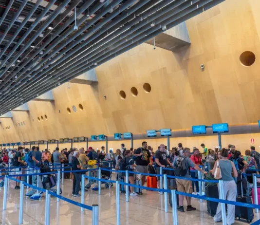 Aeroporto de Florianópolis é eleito o melhor do mundo em conexões aéreas Passageiros no Aeroporto de Florianópolis