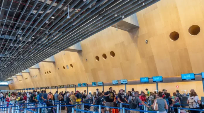 Aeroporto de Florianópolis é eleito o melhor do mundo em conexões aéreas Passageiros no Aeroporto de Florianópolis