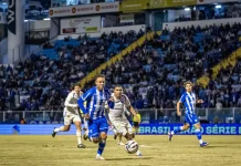 Opiniões sobre arbitragem, Copa do Mundo e homenagem à ACESC em SC jogadores do avai e fortaleza em partida de futebol