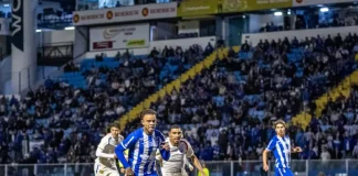 jogadores do avai e fortaleza em partida de futebol