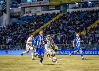 jogadores do avai e fortaleza em partida de futebol