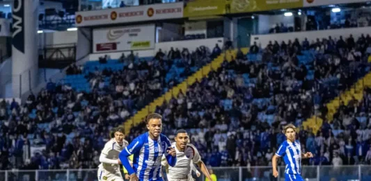 jogadores do avai e fortaleza em partida de futebol