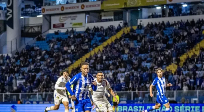 Opiniões sobre arbitragem, Copa do Mundo e homenagem à ACESC em SC jogadores do avai e fortaleza em partida de futebol
