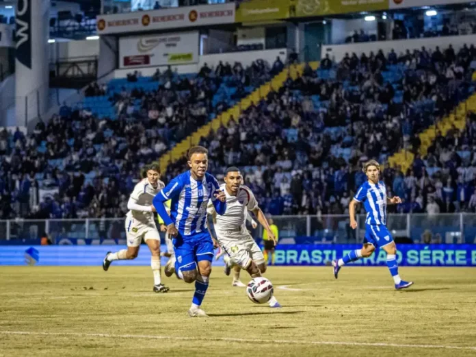 jogadores do avai e fortaleza em partida de futebol