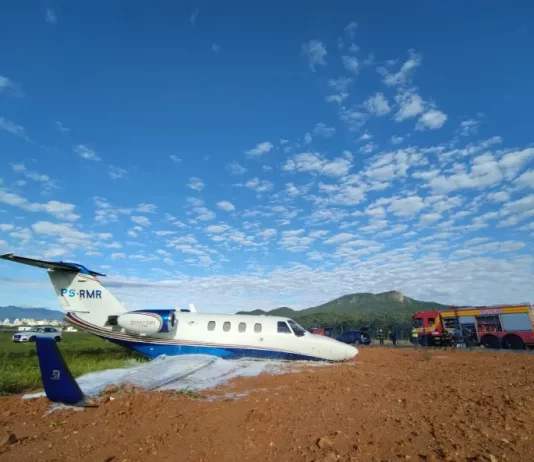 Avião sai da pista durante pouso no Aeroclube de São José Avião saiu da pista durante aterrisagem no Aeroclube em São José