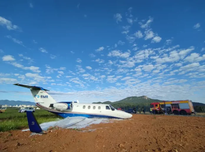 aviao-sai-da-pista Avião saiu da pista durante aterrisagem no Aeroclube em São José