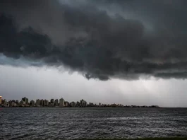 Ciclone extratropical traz temporais e risco de ressaca em SC nos próximos dias Nuvens escuras e densas avançam sobre o mar e a área urbana no litoral de Santa Catarina, indicando a chegada de temporais associados à formação de um ciclone extratropical. A imagem ilustra o cenário de instabilidade, com risco de chuva forte, ventos intensos e mar agitado previstos para o fim de semana no estado.
