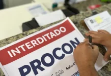 Procon interdita clínica odontológica no Centro de Florianópolis Placa interditado colocada pelo Procon em Clínica odontológica