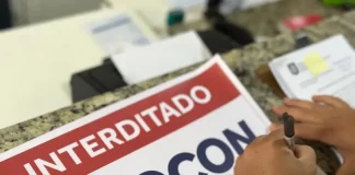 Placa interditado colocada pelo Procon em Clínica odontológica