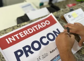 Placa interditado colocada pelo Procon em Clínica odontológica