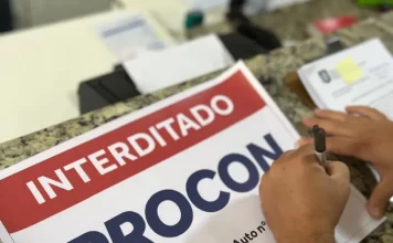 Procon interdita clínica odontológica no Centro de Florianópolis Placa interditado colocada pelo Procon em Clínica odontológica