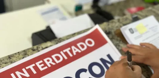 Placa interditado colocada pelo Procon em Clínica odontológica