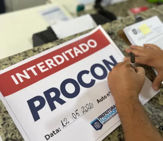 Procon interdita clínica odontológica no Centro de Florianópolis Placa interditado colocada pelo Procon em Clínica odontológica
