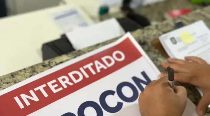Procon interdita clínica odontológica no Centro de Florianópolis Placa interditado colocada pelo Procon em Clínica odontológica