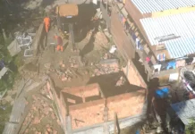Prefeitura de São José derruba construções irregulares no Morro do Alemão Contruções irregulares demolidas no Morro do Alemão, em São José
