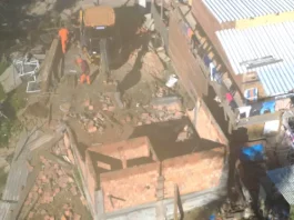 Contruções irregulares demolidas no Morro do Alemão, em São José