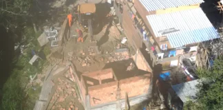 Contruções irregulares demolidas no Morro do Alemão, em São José