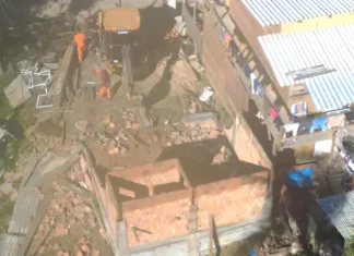Prefeitura de São José derruba construções irregulares no Morro do Alemão Contruções irregulares demolidas no Morro do Alemão, em São José