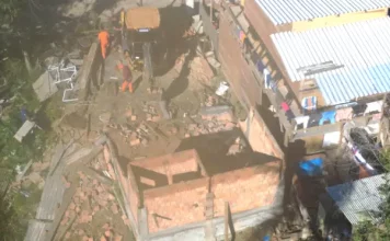 Prefeitura de São José derruba construções irregulares no Morro do Alemão Contruções irregulares demolidas no Morro do Alemão, em São José
