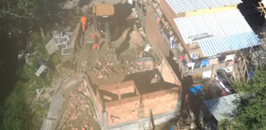 Prefeitura de São José derruba construções irregulares no Morro do Alemão Contruções irregulares demolidas no Morro do Alemão, em São José