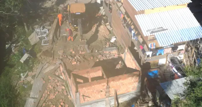 Contruções irregulares demolidas no Morro do Alemão, em São José